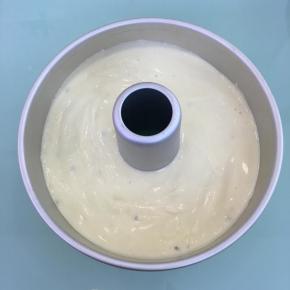 将拌好的蛋糕糊倒入中空模具中，轻轻的晃动几下，再用力震几下，震出大气泡。