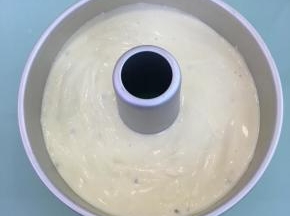 将拌好的蛋糕糊倒入中空模具中，轻轻的晃动几下，再用力震几下，震出大气泡。