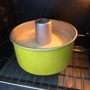 送入事先预热好的烤箱下层，上下火150度，45分钟。