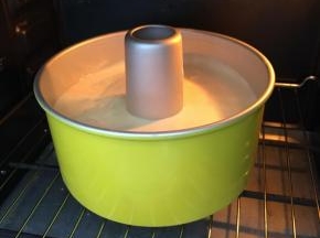 送入事先预热好的烤箱下层，上下火150度，45分钟。