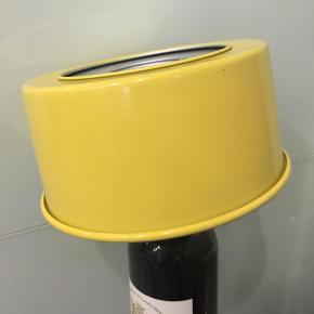 烤好后戴上隔热手套将蛋糕模取出，大力的将模具在桌面震一下，再倒扣晾凉。