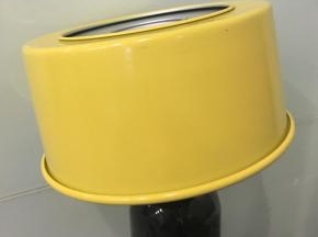 烤好后戴上隔热手套将蛋糕模取出，大力的将模具在桌面震一下，再倒扣晾凉。