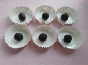 把辅料配方中的红豆沙分成6等份，每个25克