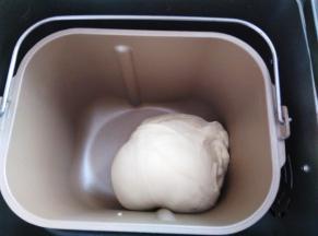 发面程序结束，面团已经发大到2倍（我喜欢用发面程序，面包机工作的时候可以自由支配时间做其他准备工作，发面完成有提醒）