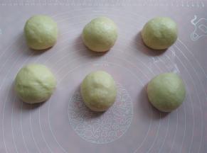 面团取出分成6等份，将每个面团逐一滚圆，排气松弛15分钟