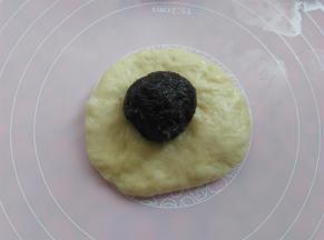 将豆沙放面团上包起来