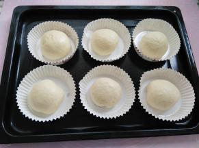 所有面团包好放入圆形纸模里，放入烤箱发酵30分钟（如果没有纸模也没关系，可以直接放油纸上）