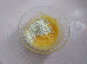在面团发酵的时间里，将辅料配方中剩下的材料混合，黄油软化，一定要用糖粉，用白砂糖做出来颗粒很粗，用蛋黄加入墨西哥酱，烤出来更细腻
