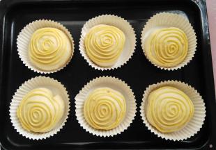 发酵完成后，一边预热烤箱，一边将墨西哥酱装入裱花袋，在面团时以螺旋状挤出墨西哥酱，盖住面团的2/3就可以了，如果墨西哥酱还有剩，可以挤多一点点，烤箱180度，中层烤20分钟，奶香四溢的墨西哥面包就出炉了