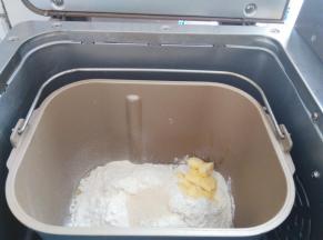 把主配方中所有材料按照先液体再粉末的顺序放进面包桶内，酵母放面粉筛，软化的黄油放一侧角落，启动面包机和面功能，和面时间28分钟