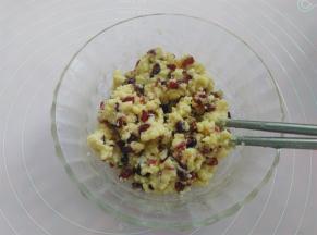 辅料配方中其他材料全部加入黄油碗里，混合均匀