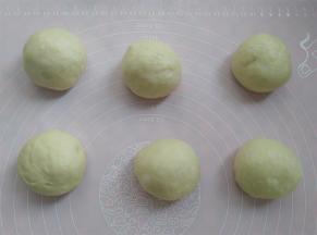 面团取出排气，分成6等份，滚圆，室温下松弛15分钟（夏天空气湿度较大，可以不盖保鲜膜松弛）