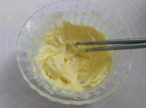 把辅料配方中的软化好的黄油打到顺滑