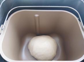 面团揉至光滑，和面完成，稍微整理一下面团