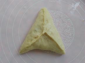 所有开口的地方捏紧，对于北方的朋友来说糖三角比较常见，我在南方第一次接触糖三角这个名次，捏的有点差强人意