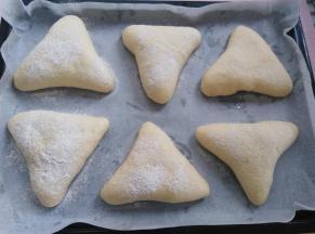 放进烤箱发酵到1.5倍大小，取出来，筛上一层薄薄的低粉