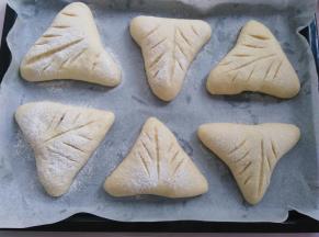 用刀片在每个面团时划出想要的割口形状，同时预热烤箱180度，10分钟