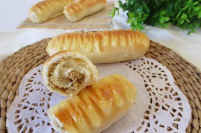 肉松沙拉毛毛虫面包