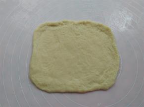 取其中一个面团擀成长方形的面皮