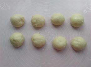 将面团取出来分成8等份，滚圆。盖上保鲜膜静置15分钟