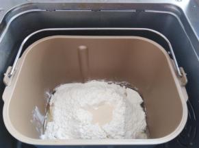 主配方中所有材料按照先液体再粉末的顺序放入面包桶内，酵母放面粉上，选择和面，设置时间28分钟