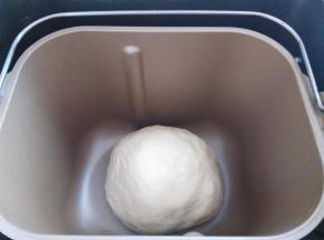 和面完成，已经是光滑的面团，稍稍整理一下，把面团收圆