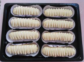 发酵结束后取出，刷一层薄薄的蛋黄液，用裱花袋配合裱花嘴挤上沙拉（如果没有裱花嘴直接把裱花袋剪个小口子），纹路根据自己的喜好挤，预热烤箱160度10分钟