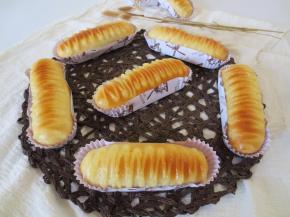 出炉后放凉，面包上挤上沙拉酱，烤出来颜值很高对不对