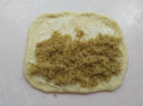 在面皮上抹上一层沙拉酱，再铺上肉松，抹了沙拉酱以后烤出来肉松不会太干，比较入味