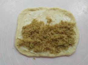 在面皮上抹上一层沙拉酱，再铺上肉松，抹了沙拉酱以后烤出来肉松不会太干，比较入味