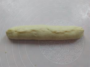 将面皮从下向上卷起来，收口处捏紧，收口朝下放进模具