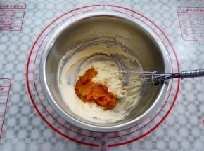 分2次加入南瓜泥，搅拌均匀以后再放入另外一半