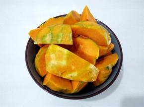 南瓜洗净去皮，切成小块，放蒸锅里大火蒸20分钟