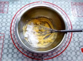 黄油软化好加入细砂糖（冬天来了黄油可以用隔热水软化）