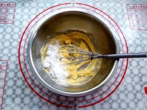 黄油软化好加入细砂糖（冬天来了黄油可以用隔热水软化）