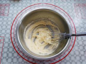 黄油打发到顺滑的状态，不要过度打发