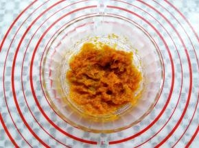 称取75克，尽量干一点的南瓜泥，不要太多水份