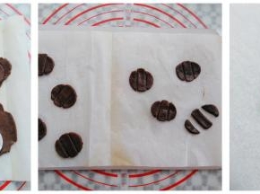 可可面团擀成圆饼，用小号圆形工具印出8个饼胚，再用小刀把饼胚切成2个小半圆做嘴巴，中间长条切成三角形做眼睛（，也可以继续擀出来做南瓜饼干）