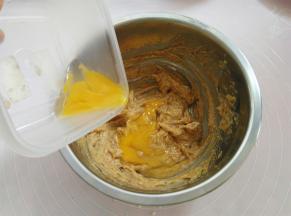 分两次倒入全蛋液，加一次后充分打发后再加下一次