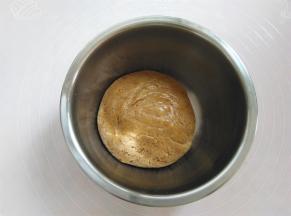 把面粉和黄油糊充分混合成面团，室温下静置30分钟以上（不建议放冰箱冷藏）