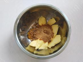 黄油软化后，加入红糖、麦芽糖，打发至蓬松