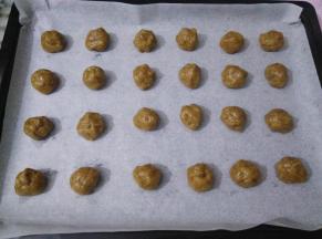 把面团平均分成24个小剂子