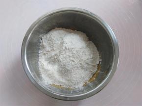 面粉倒入打发好的黄油里