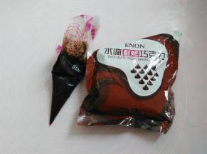 等待饼干放凉的时候准备巧克力酱，10克巧克力装入裱花袋隔水融化，用之前一直泡热水里，用的时候在裱花袋上剪个小口子