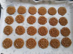 用50克月饼模具的花片把所有面团压出花纹，静置10分钟，预热烤箱150度