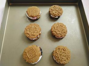 饼干花纹朝上，盖在淋了巧克力酱的另一半饼干上