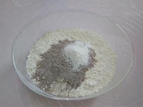 低粉，咖啡粉，泡打粉分别称出来