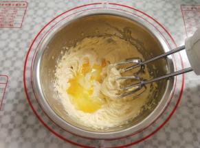 加入全蛋液继续打发