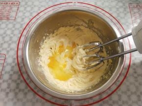 加入全蛋液继续打发