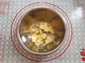 黄油切小块软化